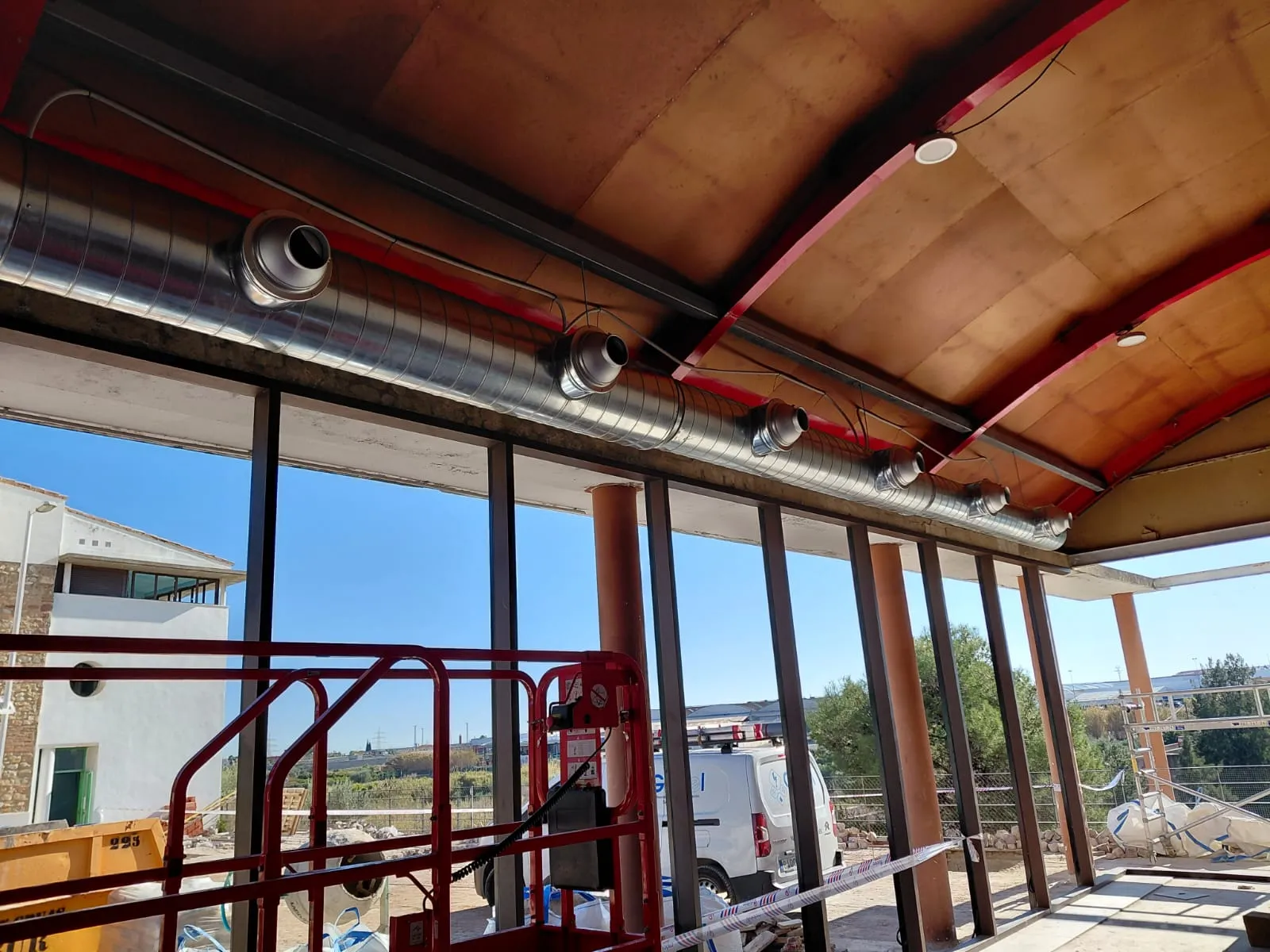 Conductos de ventilación instalados bajo un techo de madera