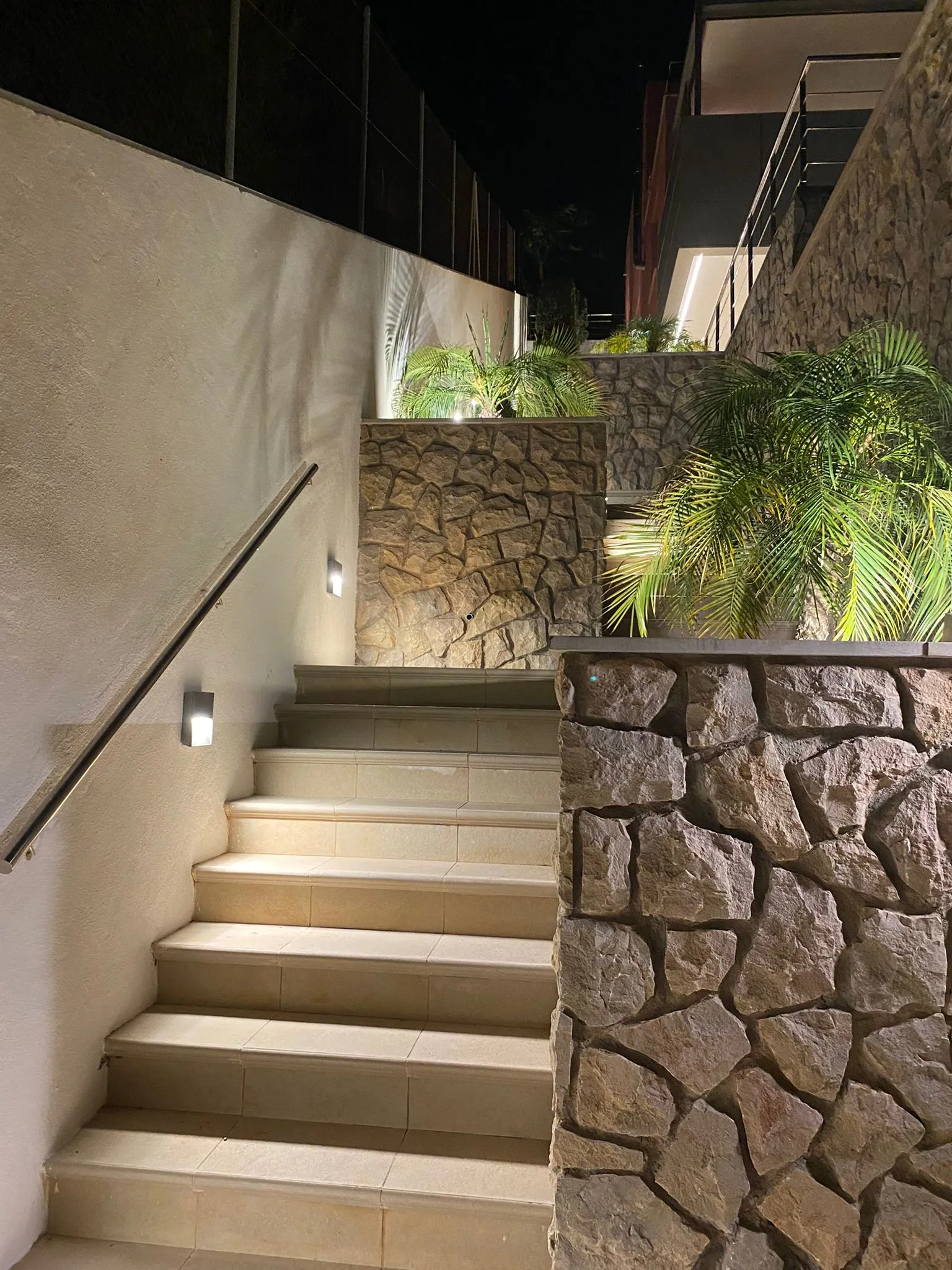 Escalera exterior con apliques y balizas empotradas